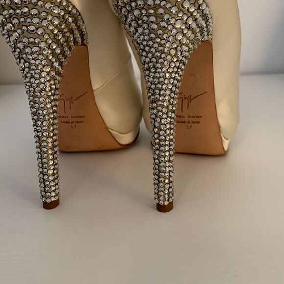 Giuseppe Zanotti Ivory Satin Wedding Peep Toe Crystal Heels Sz EU 37 US 7 Bridal - Picture 6 of 12